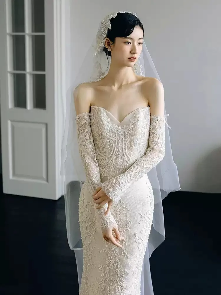 Superbes robes de mariée sirène en dentelle avec gants longs robes de mariée en dentelle flore L & P DQL Studio