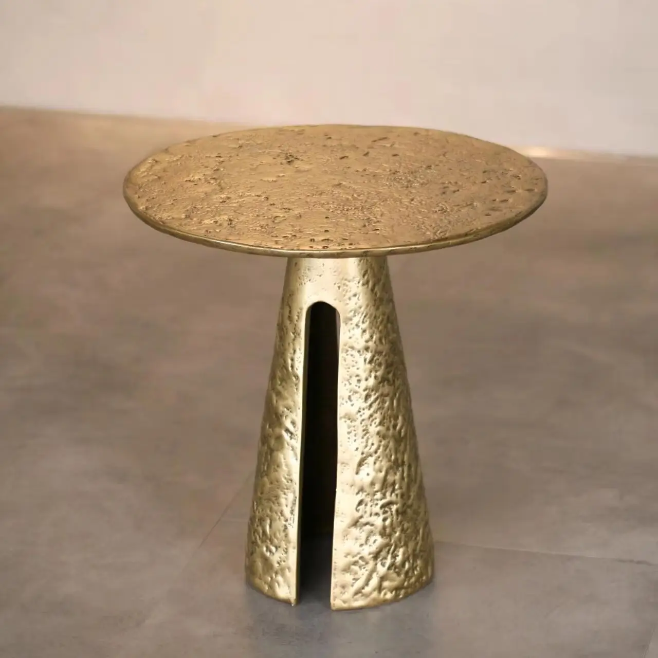 Classic hand-forged side table, retro-style metal aluminum alloy small coffee table, medieval cafe cigar bar corner table