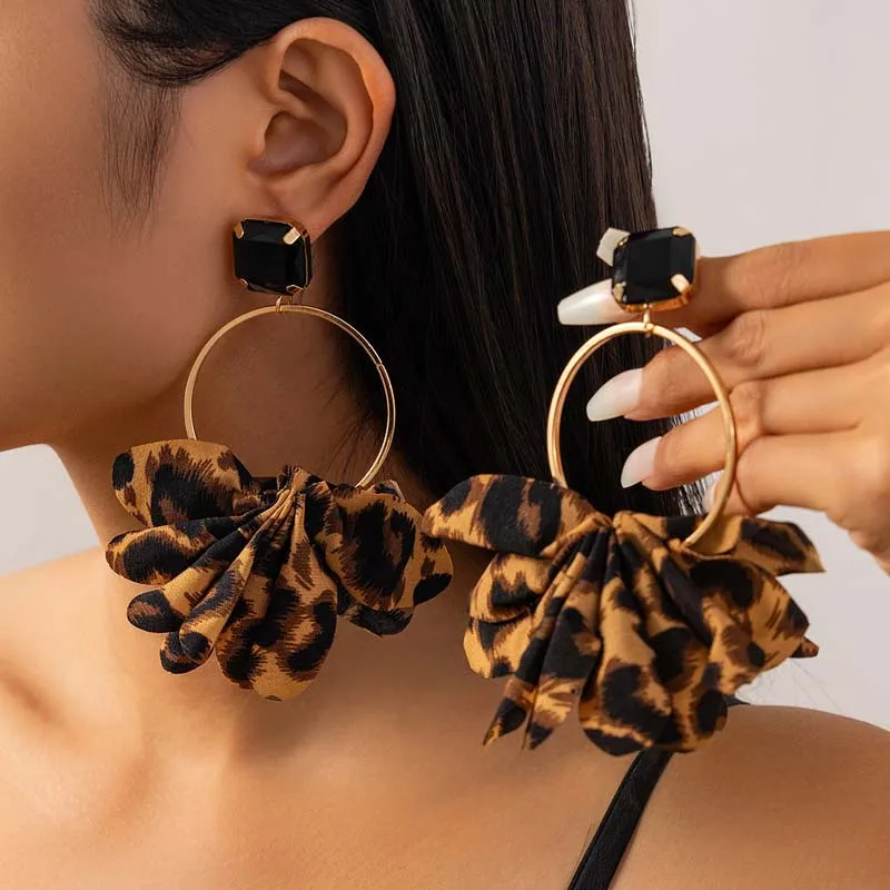 Retro Leopard Print Fabric Drop Earrings for Women Exaggerated Black Crystal Geometric Circle Petal Pendant Earring Jewelry Gift