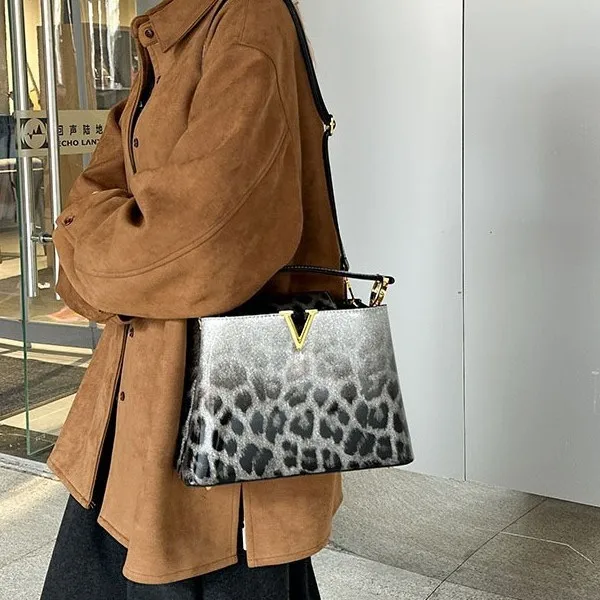 

Leopard Print Monogram Tote Bag, Women's Spacious Casual Shoulder Purse, Day to Night Crossbody, Versatile Sling Bag