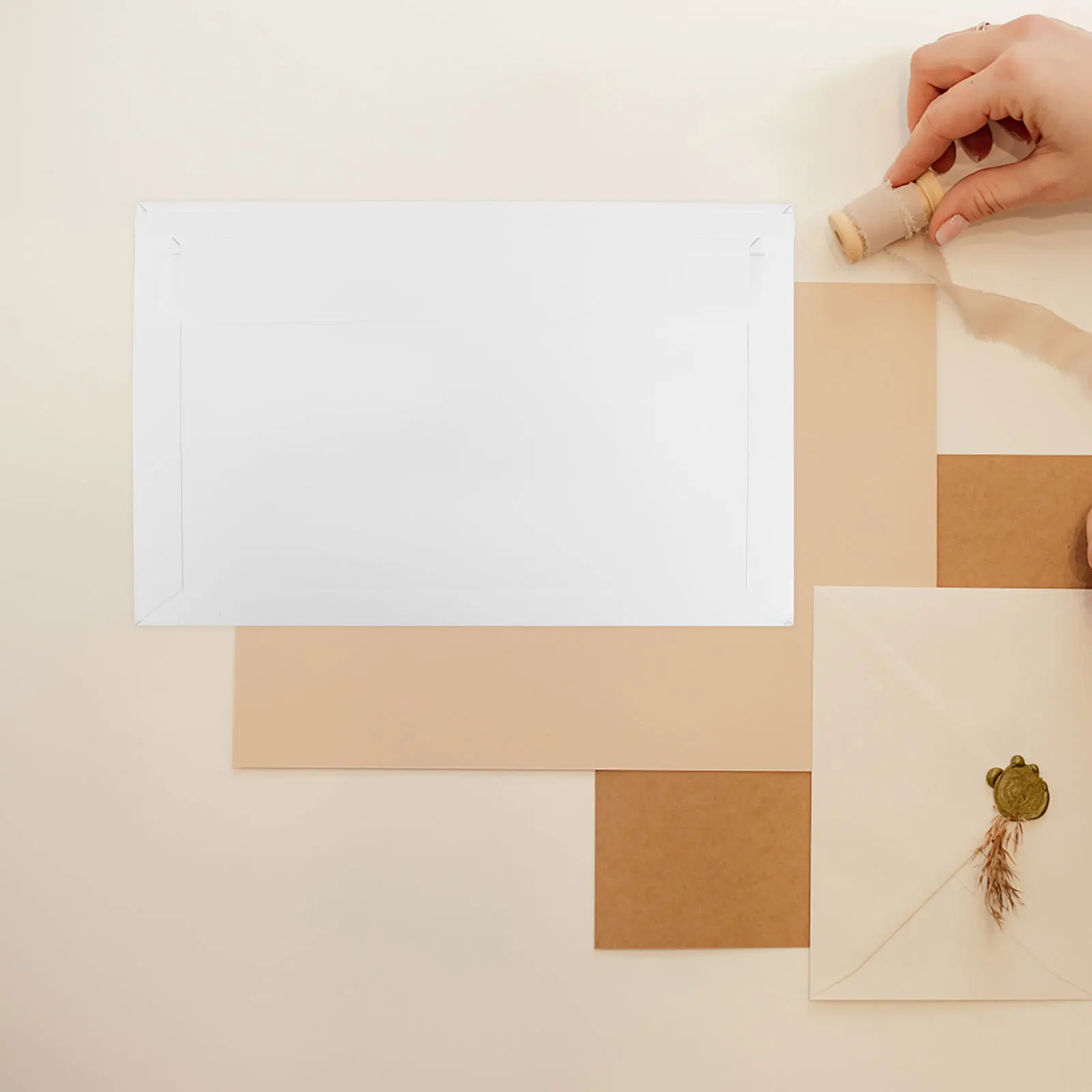 Buste di cartone bianco da 15 pezzi Buste postali piatte per la spedizione Foto Documenti Opere d'arte Imballaggio autosigillante Forniture Nessuna piega