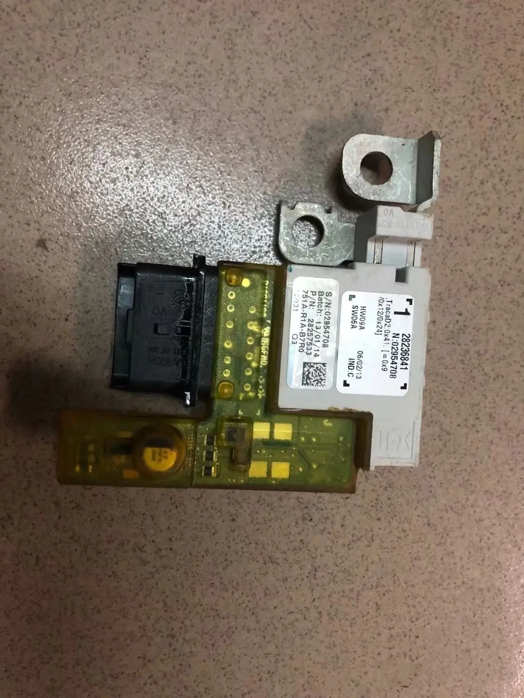 Auto parts High quality Fuse Box Voltage Module Battery Sensor for Citroen C4 Picasso Peugeot 3008 5008   OE# 28257533 28236841