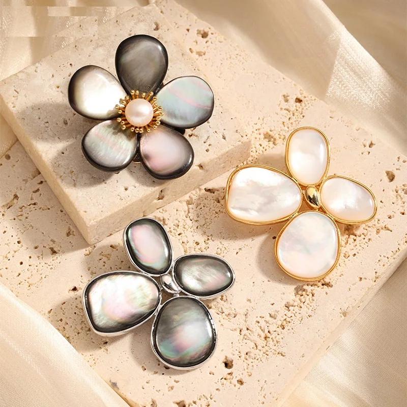 

Luxury natural black and white mother of pearl flower brooch ,niche pearl brooch pin for Women's clothing accessories