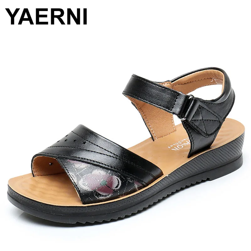 

Кожаные женские сандалии среднего возраста 2021, обувь для мам с мягкой подошвой, разноцветные модные женские сандалии, новые сандалии для мам