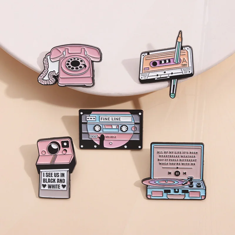 Lapel Badges for Kids, Funny Jewelry Gift, Retro Pins, Camera Tape, Enamel Brooch, Custom, Telefone, Gramofone, Amigos