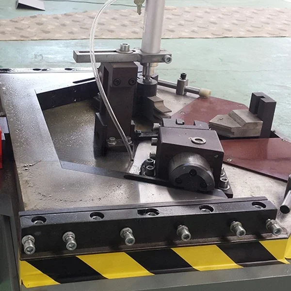 Single head folding machine aluminum profile window machine