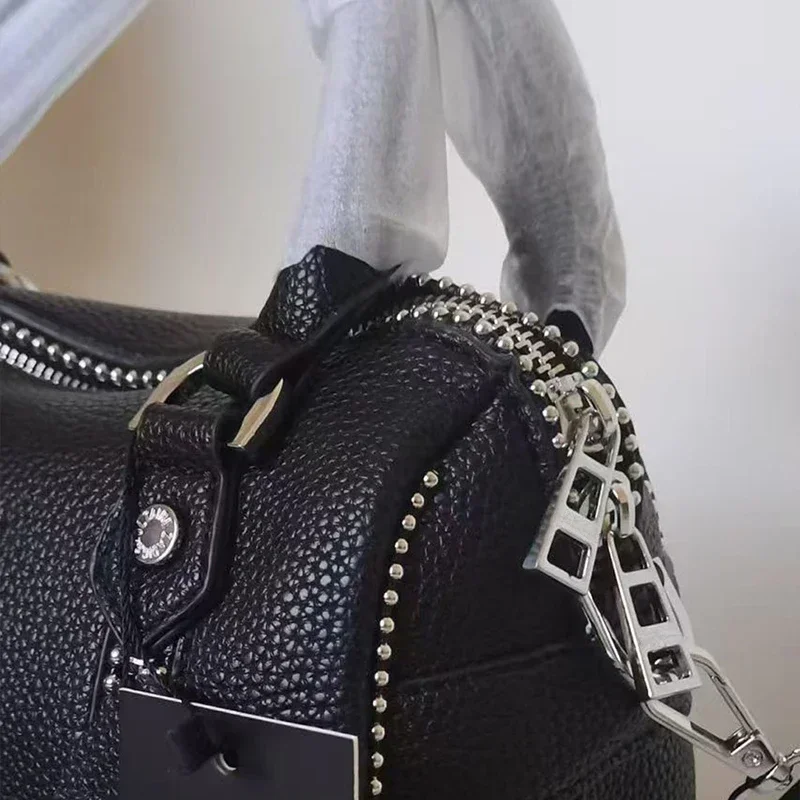 2025 جديد Y2k حقيبة كتف نسائية تصميم فاخر موضة السيدات حقيبة كروسبودي أسود بولي Leather جلد خمر سلسلة Zv حقائب مغلف