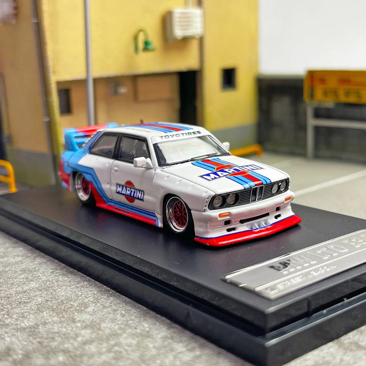 大人のためのダイキャスト合金レーシングスーパーカーモデル,クラシックコレクション,スケール1:64,高級スポーツ,お土産ギフト,静的ディスプレイ,e30