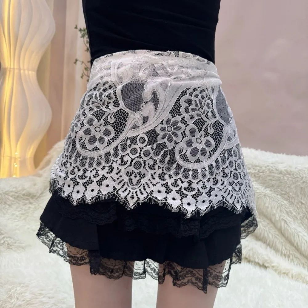 Przezroczysta koronka ​ ​   Koronkowa mini spódniczka ​ ​   Przezroczysta spódnica ​ ​ ​ ​ Regulowane wiązania ​ ​ ​ ​ Koronkowa półspódnica ​ ​ ​ ​ Design w stylu boho ​ ​   Seksowna narzutka ​ ​