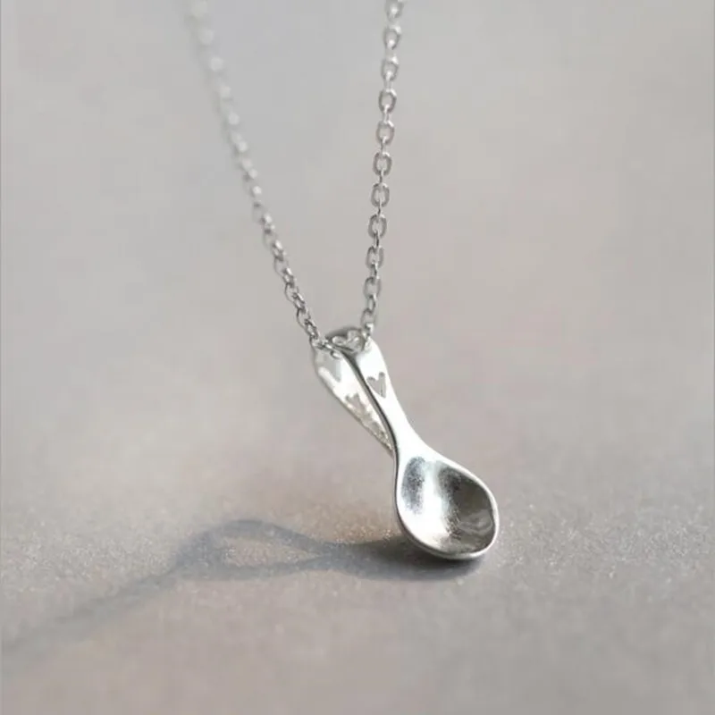 Chiński styl Śliczna mała łyżka Miłość Hollow 925 Sterling Silver Biżuteria Kobiecy łańcuszek obojczykowy Naszyjniki XL223