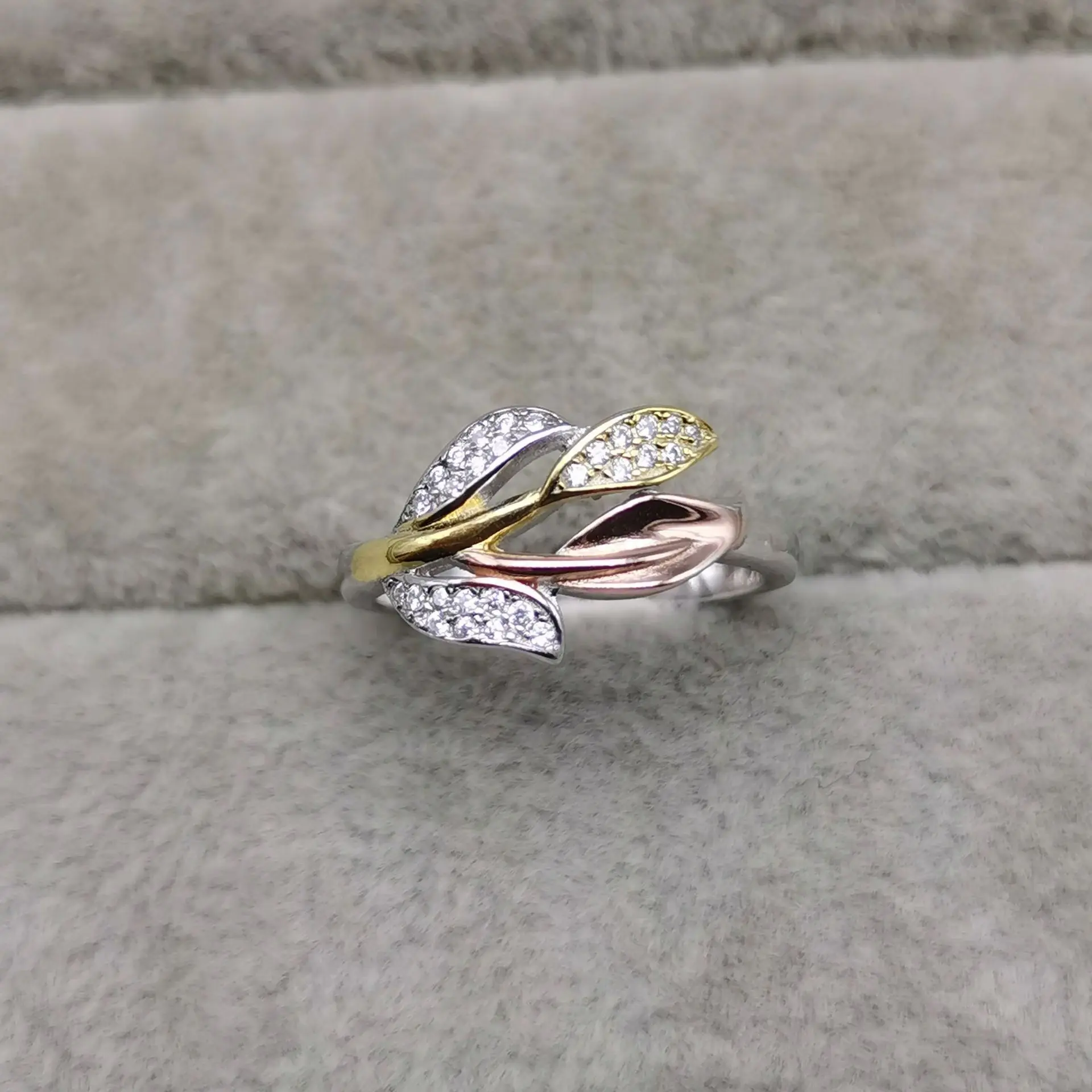 Factory Hot Selling 100% 925 Silver Women's Adorable Ring with 3 Leaves Shape Decoration Inlaid with Zircon