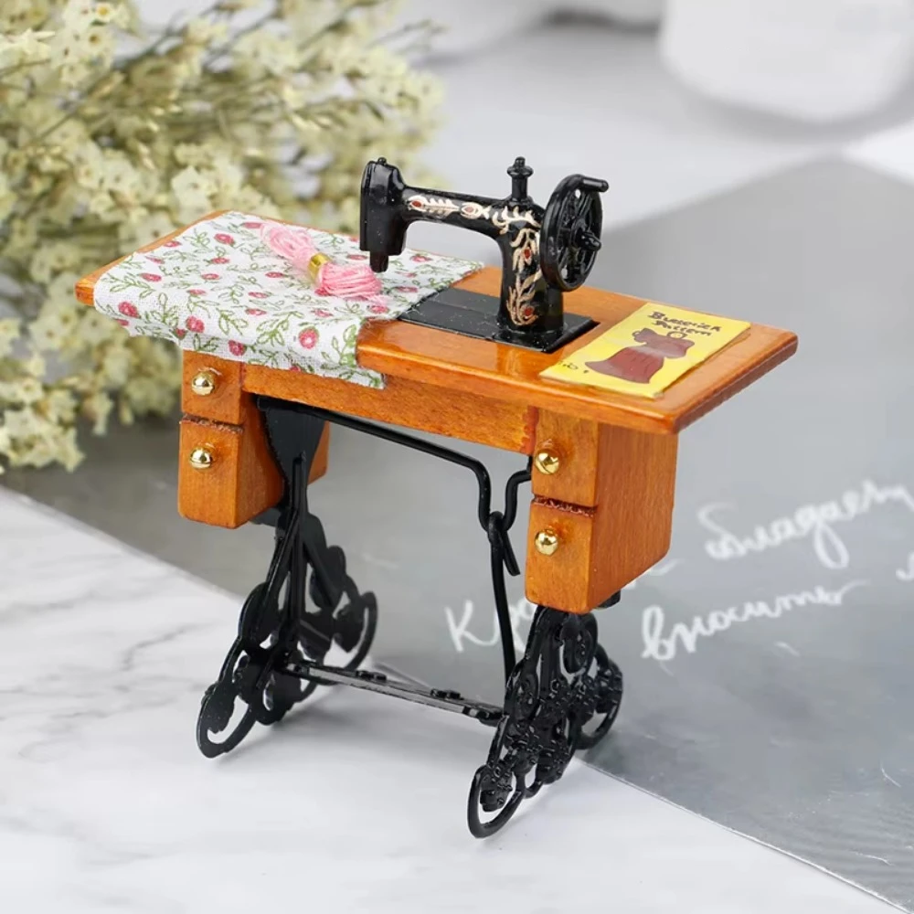 Vintage miniatuur naaimachine simulatie houten miniatuur meubilair mini met stoffen poppenhuisspeelgoed