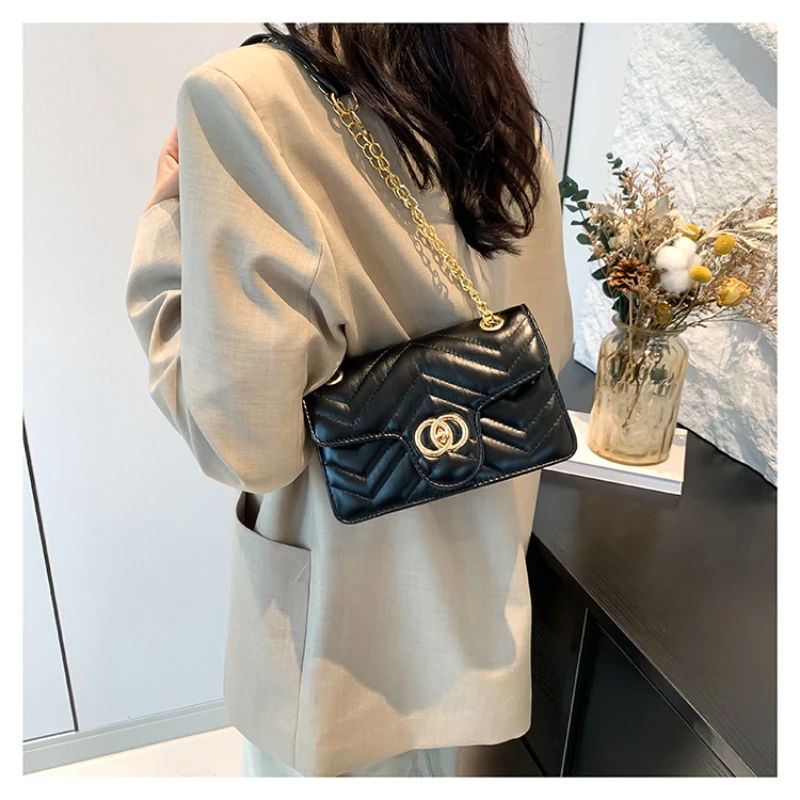 

2025 new chain crossbody bag, women's autumn new style, simple and stylish, niche single shoulder bag, diamond grid small square