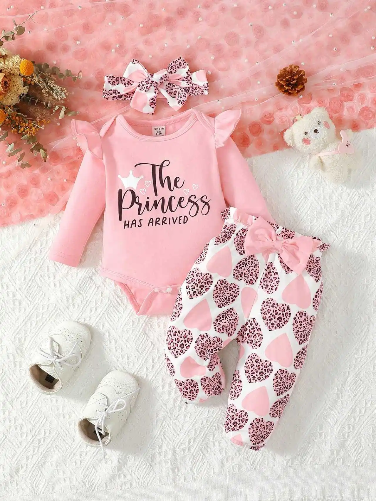 

Милый детский комплект из трех предметов с леопардовым принтом, длинными рукавами, рюшами, надписью и бантом, комбинезон с длинными штанами