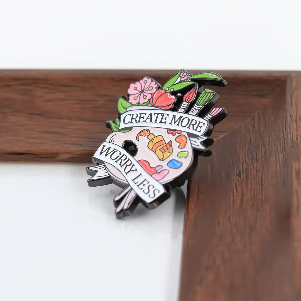 Create More Worry Less Emaille-Anstecknadel Künstlerpalette Pinsel Brosche Blumenkunst-Abzeichen Inspirierendes Zitat Geschenk für Maler Studenten J – Detail 5