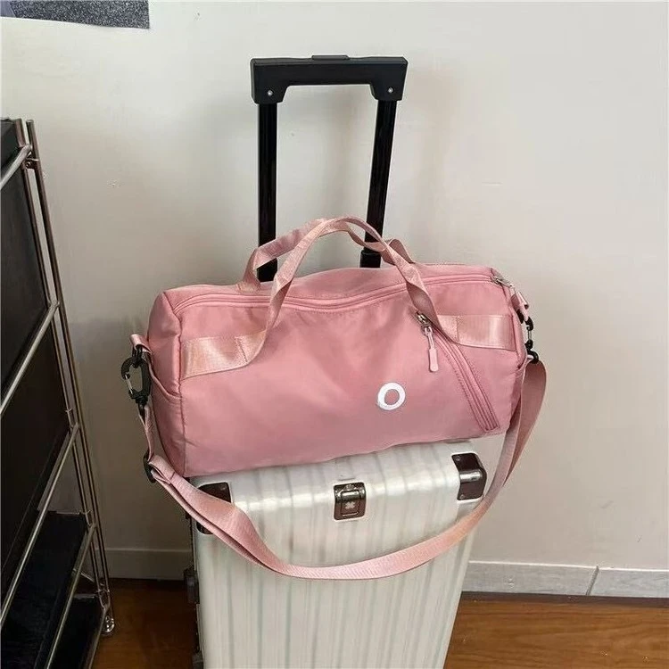 

2026 Новая спортивная сумка большой вместимости, водонепроницаемый материал, несколько отделений, плечевой ремень для занятий йогой