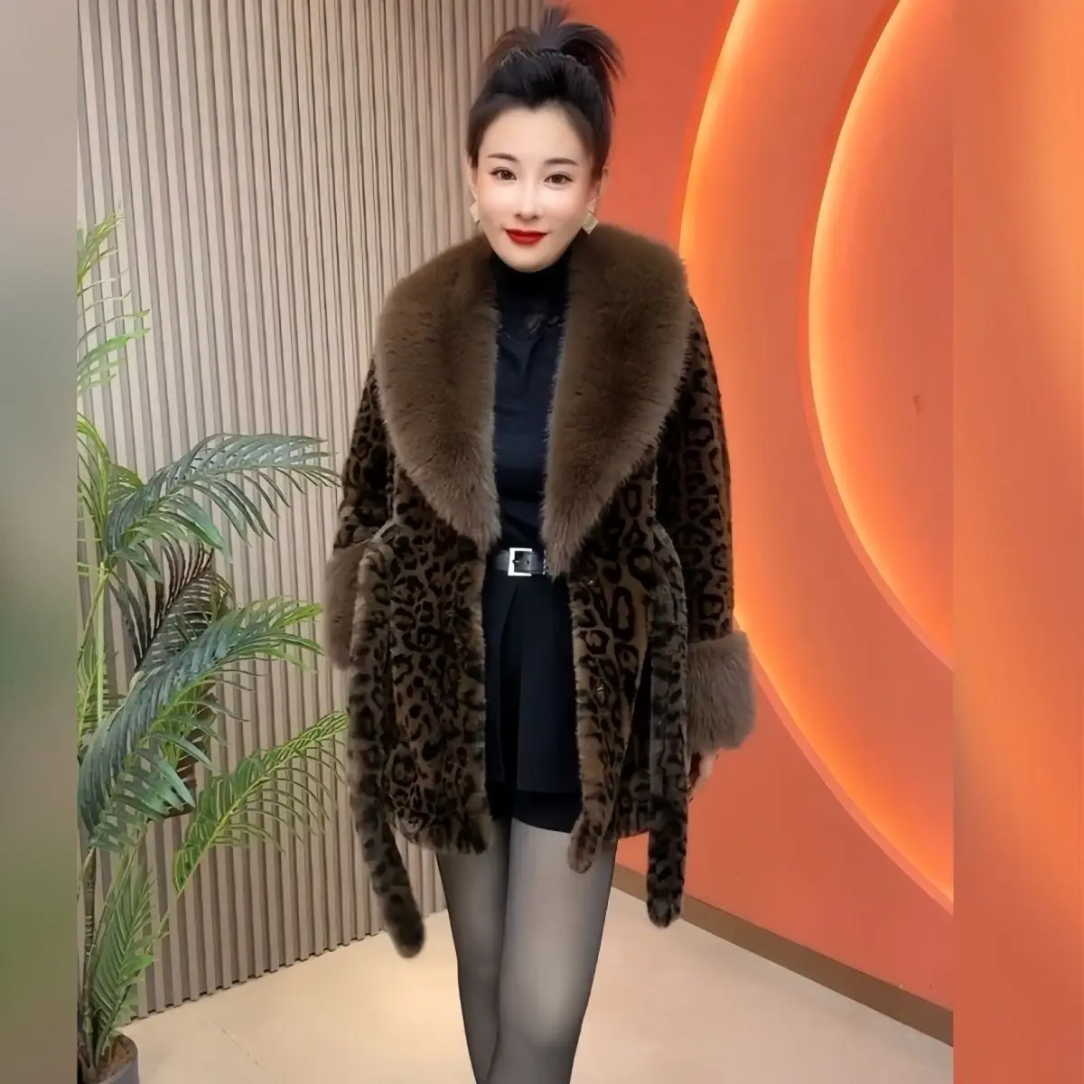 2025년 신상 여성 가을 겨울 레오파드 프린트 고급 모피 코트 중간 길이 고급 모피 칼라 벨트 포함 모피 재킷 오버코트