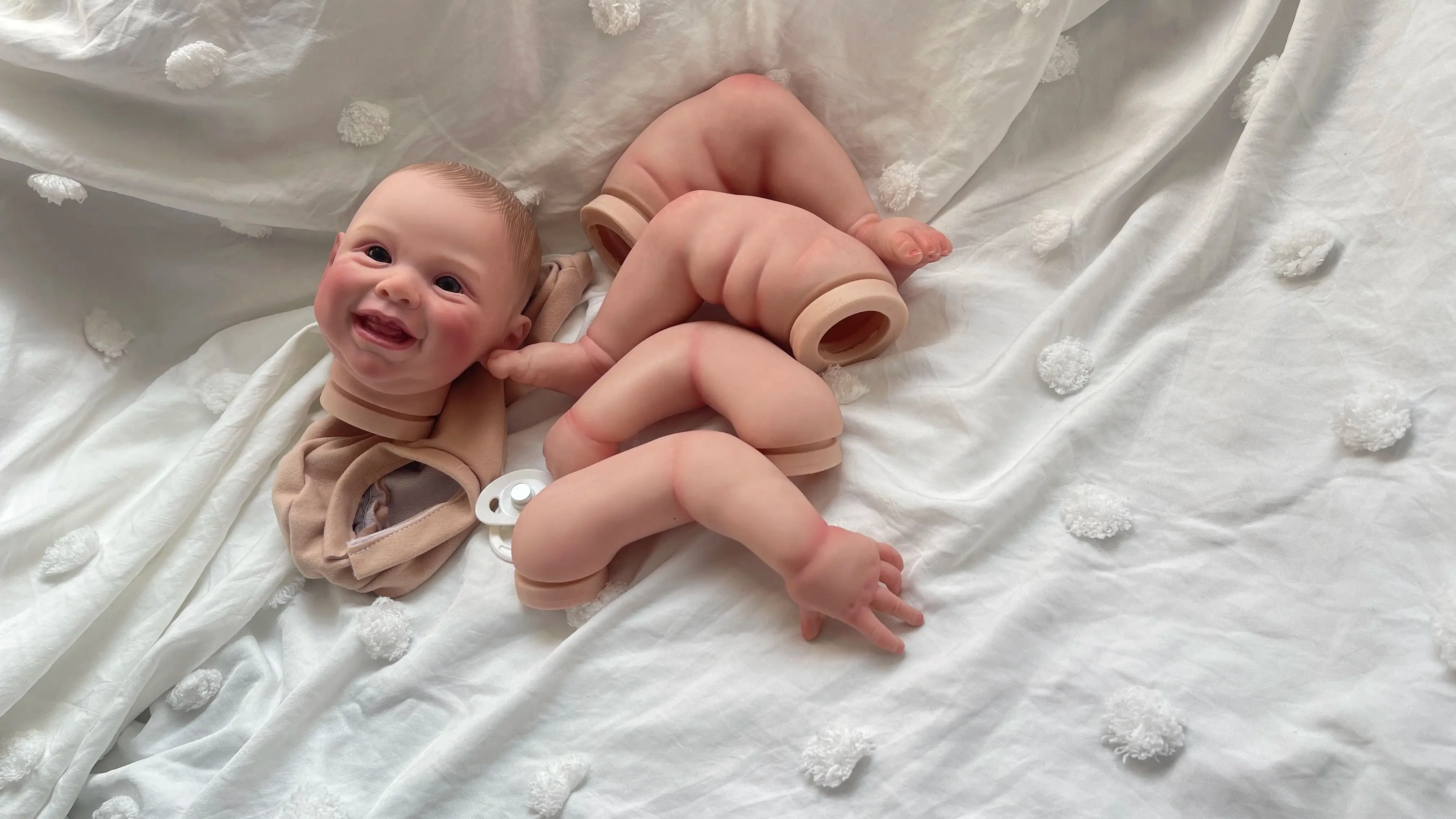 

Набор для куклы Реборн NPK 20'' Smile Harper: уже окрашенные детали, 3D-кожа с видимыми венами, тканевое тело и глаза. Комплект для куклы Реборн.