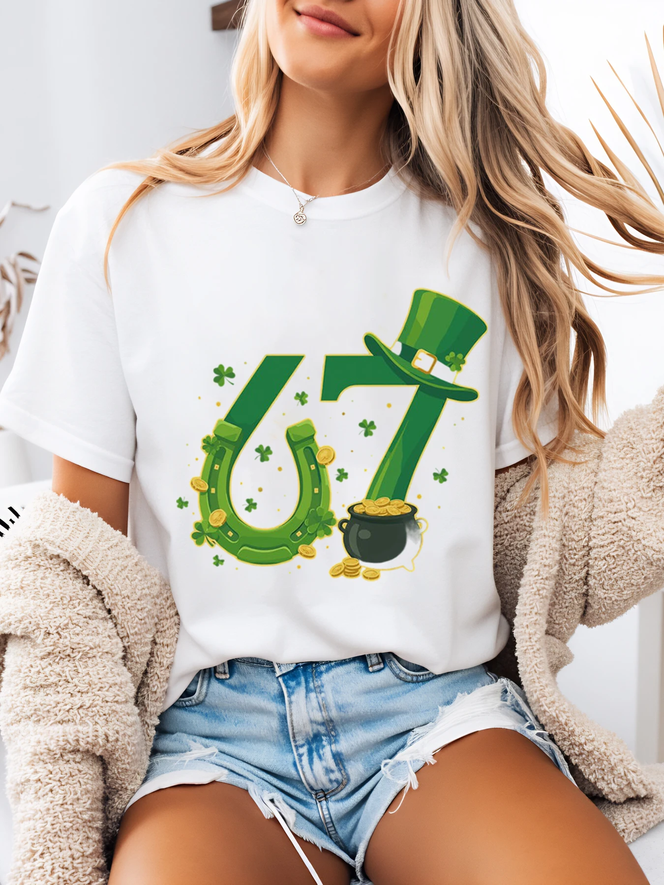 تي شيرت Lucky Horseshoe and Pot of Gold Print لعيد القديس باتريك ملابس نسائية كاجوال باللون الأبيض مقاس كبير
