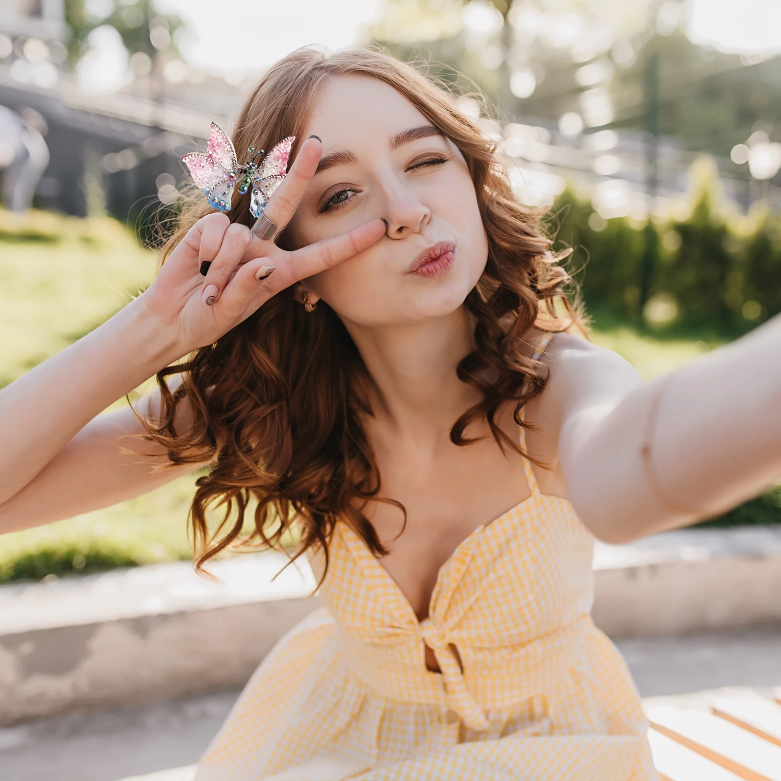 1pc Sweet Style Gradient Rhinestone Butterfly Hair Clip, Plastic Hair Accessory with Bright Color Printing, Font Shape