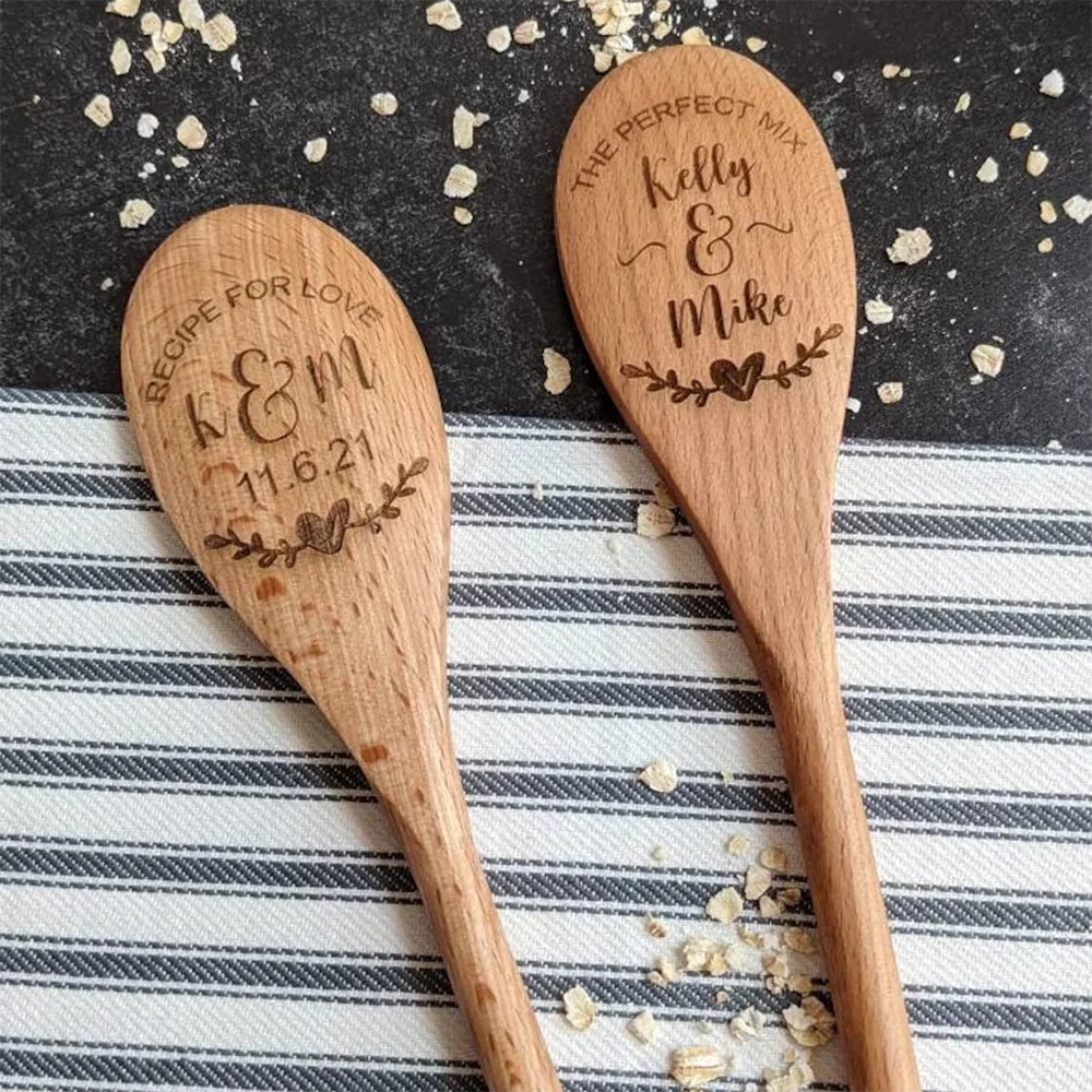 Personalisierter Holzlöffel, Back- und Kochgeschenk, Geschenk für die Brautparty, einzigartiges Hochzeitsgeschenk für Paare, Einweihungsgeschenk, Geschenk für die zukünftige Braut. – Detail 4