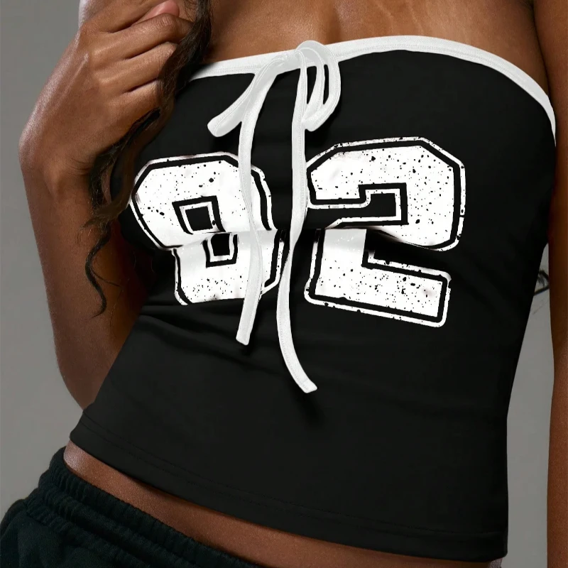 Ragazza calda europea americana con coulisse e lacci, bustier con ombelico esposto, top senza spalline, gilet casual dimagrante con stampa di numeri sexy