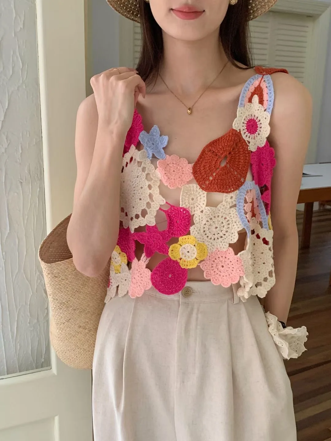 Dopamine wearing suspender vest 2024 new summer outerwear hollow hook flower short top for women