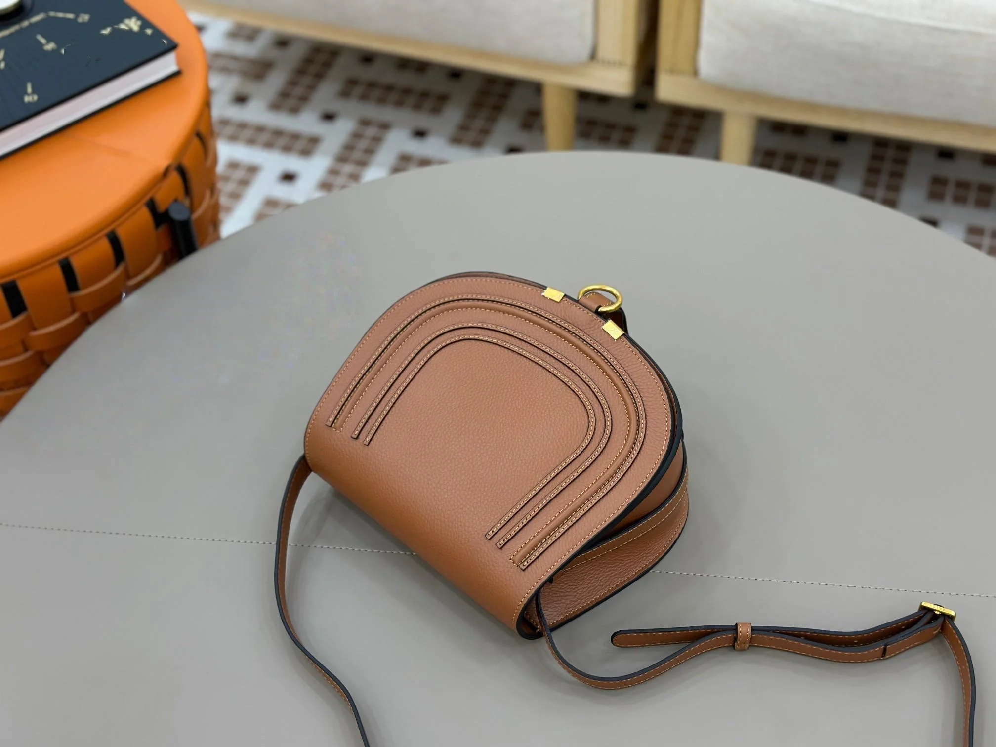 25 Ultima borsa a ferro di cavallo casual con tracolla a tracolla in tinta unita con frange in pelle di vitello a grana