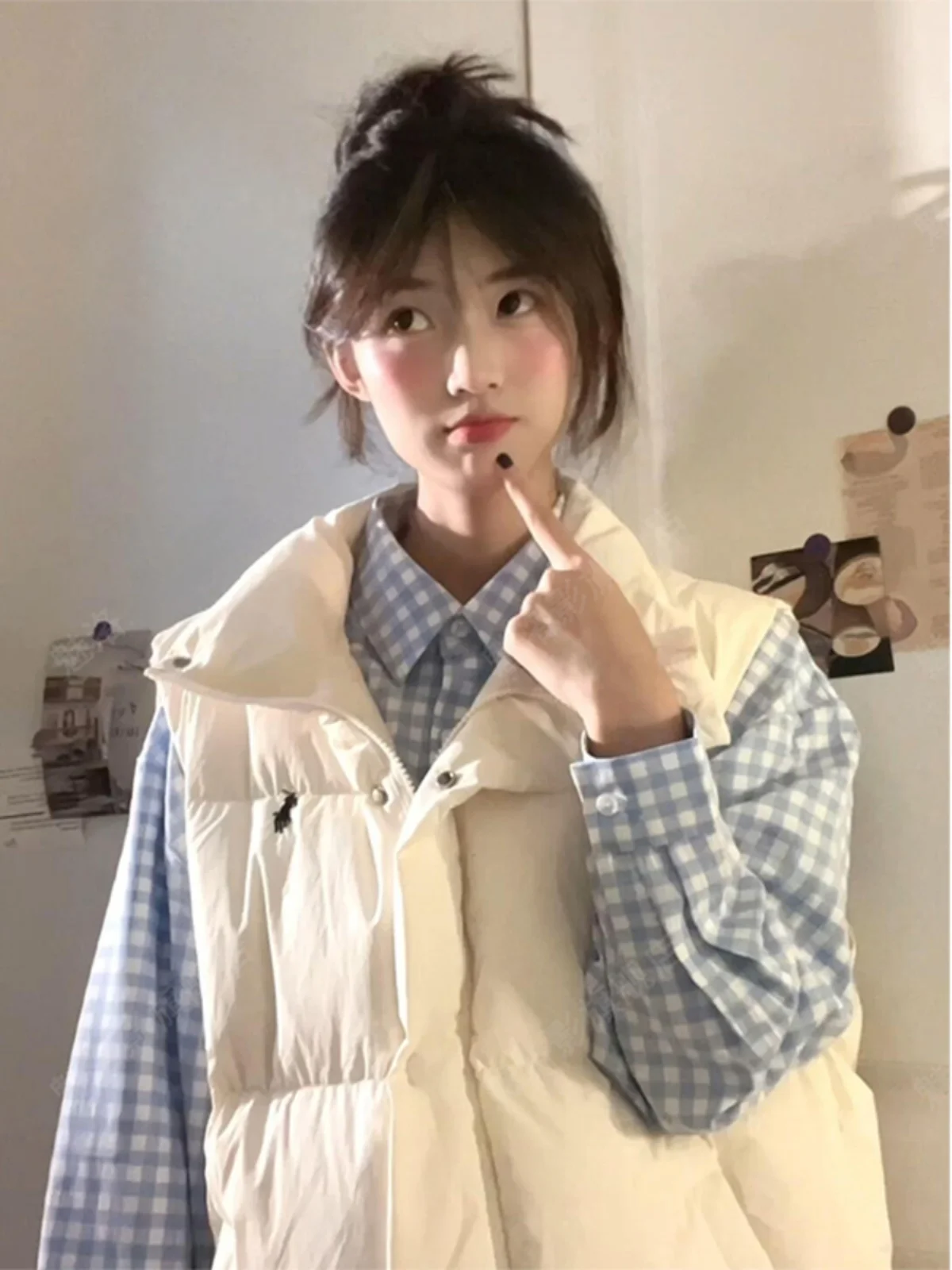 

Корейский стиль: Элитный комплект из двух предметов – рубашка с клетчатым воротником и вышивкой, женский жилет. Новинка осенне-зимнего сезона, с длинным рукавом, на пуговицах.