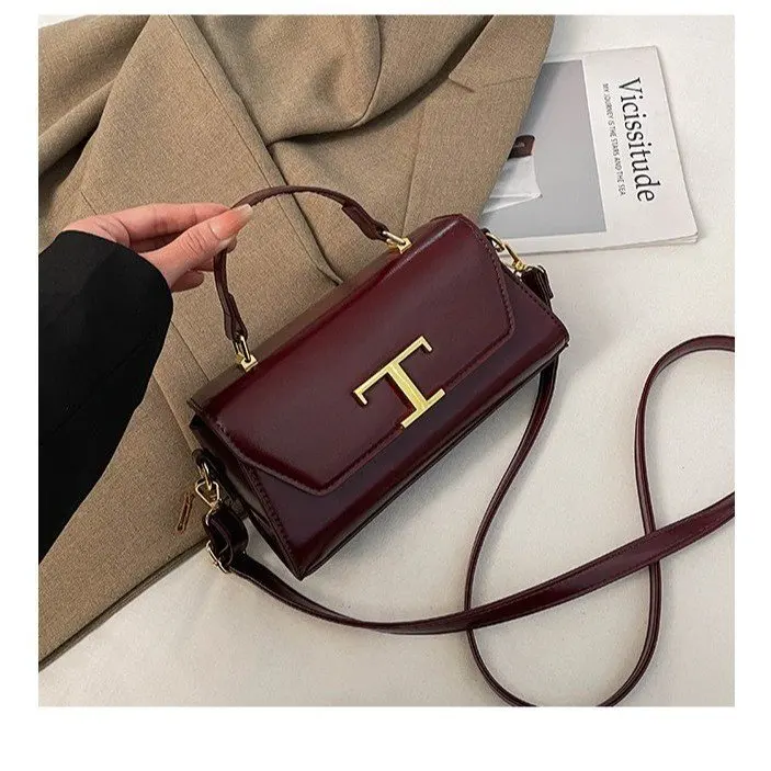 

Женская сумка через плечо для ежедневных поездок, форма «Бостон», с монограммным узором, кожаным ремешком и металлической пряжкой