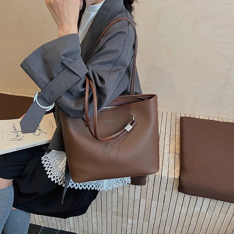 Bolso de mano clásico de diseñador de lujo a la moda de cuero elegante para mujer, bolso de hombro tipo bandolera para uso moderno diario