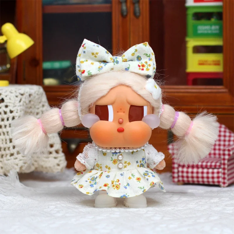 

Набор одежды ручной работы для кукол Crybaby: праздничное цветочное платье, кружевные рукава, жемчужная отделка, головной убор с бантом. Для виниловых игрушек (куклы в комплект не входят).