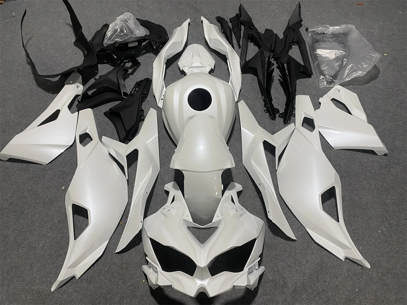 

The new ABS motorcycle fairing fits the ZX-4RR 2023 2024 ZX-25R 2019 2020 2021 2022 2023 fairing body set in pearl white