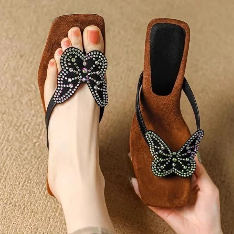 فراشة حجر الراين اللمحة تو الكعوب رقيقة النعال النساء الصيف الفاخرة العلامة التجارية صندل كعب عالٍ السيدات النعال خارج عادية