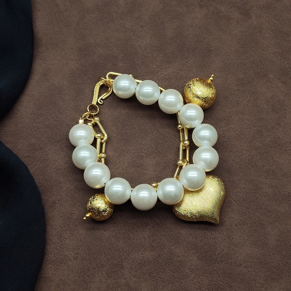 KKGEM 13mm Round White Sea Shell Pearl  gold plated chain 30mm Brushed Heart Charm Beaded Bracelet Jewelry