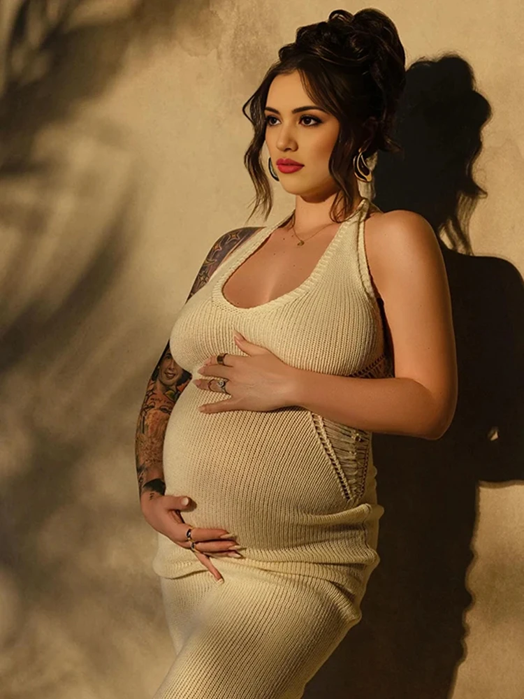 abito-premaman-lavorato-a-maglia-abito-aderente-beige-con-scollo-all'americana-elegante-servizio-fotografico-per-gravidanza-abito-elegante-per-foto-di-maternita