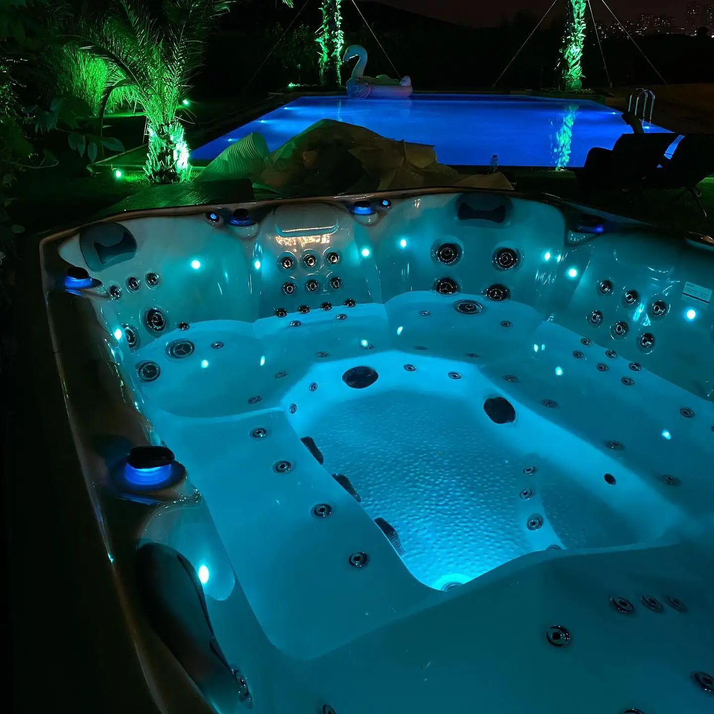 Jacuzzi Deluxe Balboa de bajo consumo para exteriores con sistema de agua salada para 8 personas