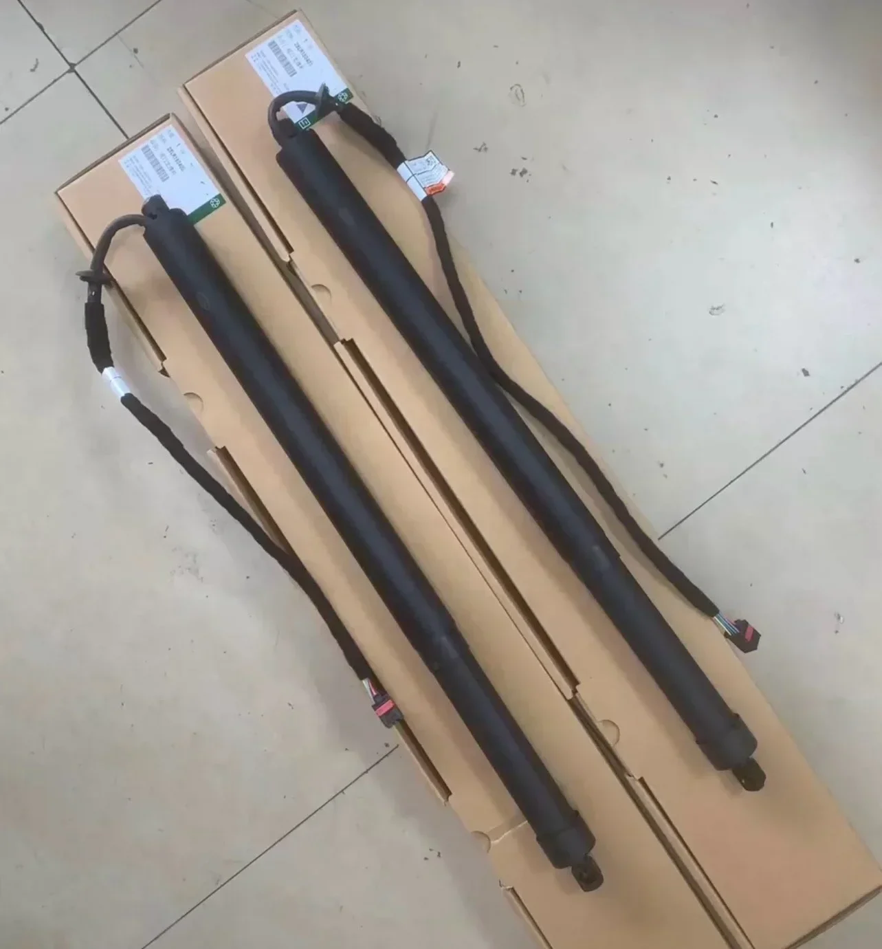 LR160401 LR160400 Tailgate Strut for DISCOVERY