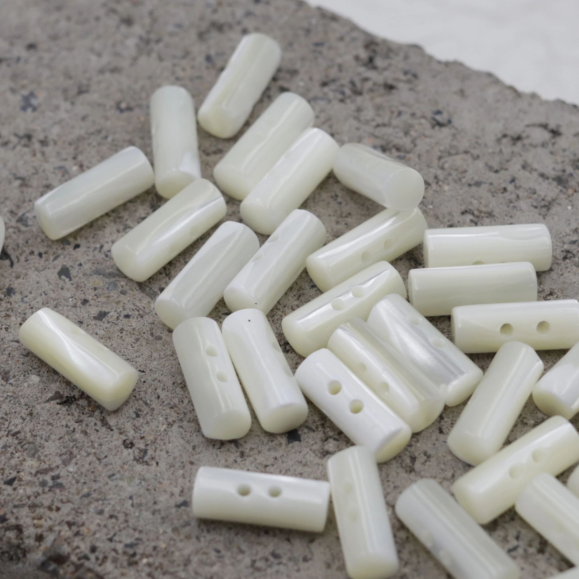 

l White Woolen Knitwear Button Eyelet Saiko Silk Vest Button High End Women's Knitted Sweater Tarot Cylinder Button