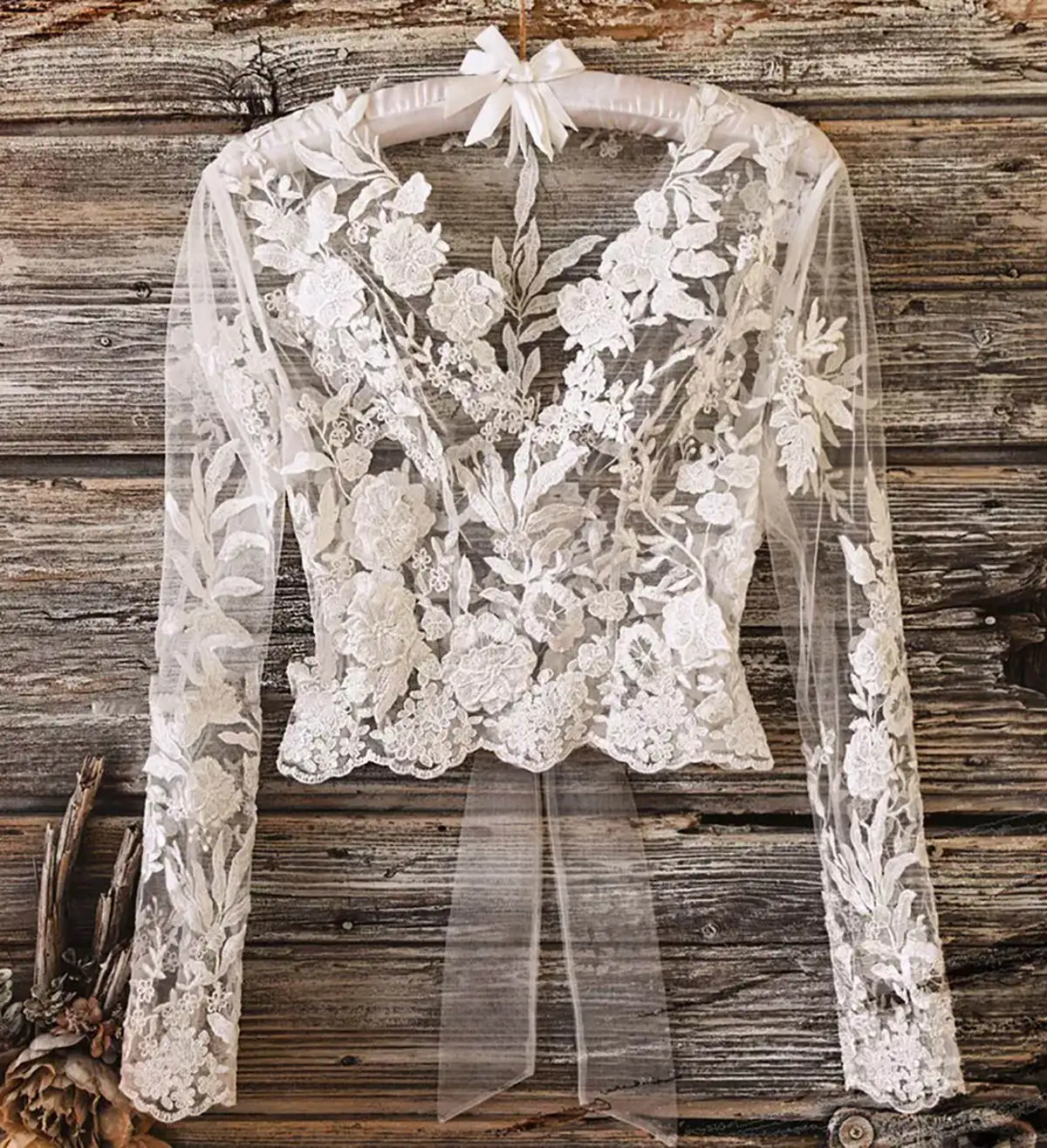 Elegant Wedding Cape Appliques Lace Bridal Jacket Long Sleeveless Wraps White Ivory Accessories Jackets