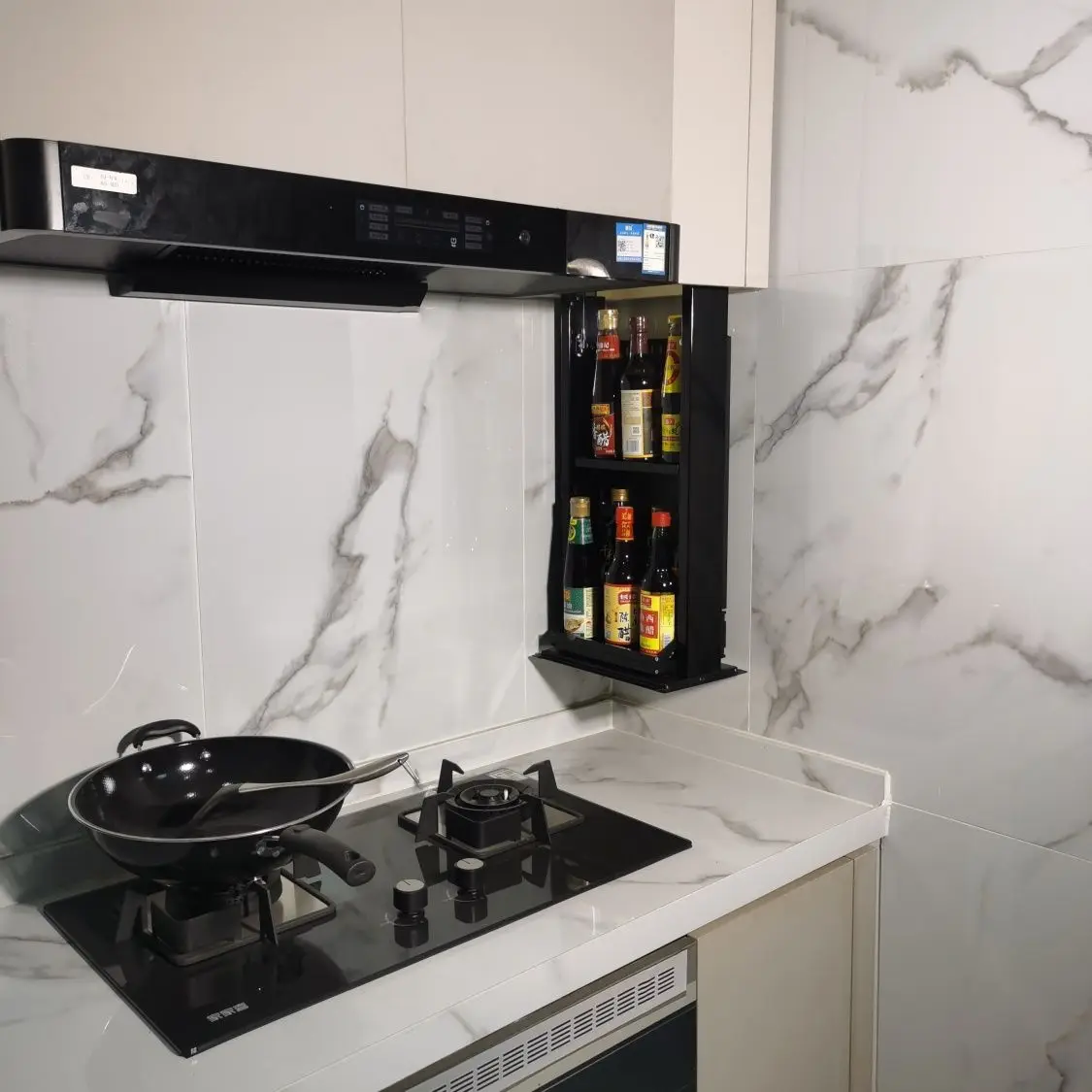 رف رفع ذكي حساس للمس على جانب خزانة المطبخ المعلقة