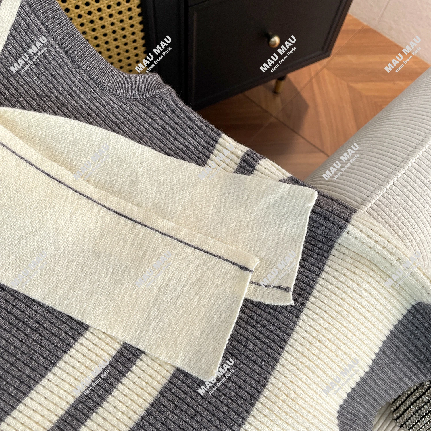 ชุดเซ็ตสองชิ้นลำลองสไตล์แฟชั่นสีกรมท่าสำหรับผู้หญิง ฤดูใบไม้ร่วง 2025 ประกอบด้วยเสื้อกั๊กและกระโปรง ดีไซน์ช่วยให้ดูอ่อนวัย