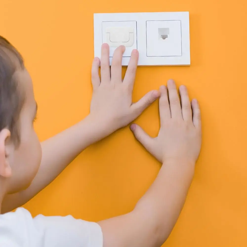Copertura protettiva anti-shock elettrico tinta unita da 50 pezzi Copertura protettiva con design a due fori Protezione per presa per interruttore per bambini ABS