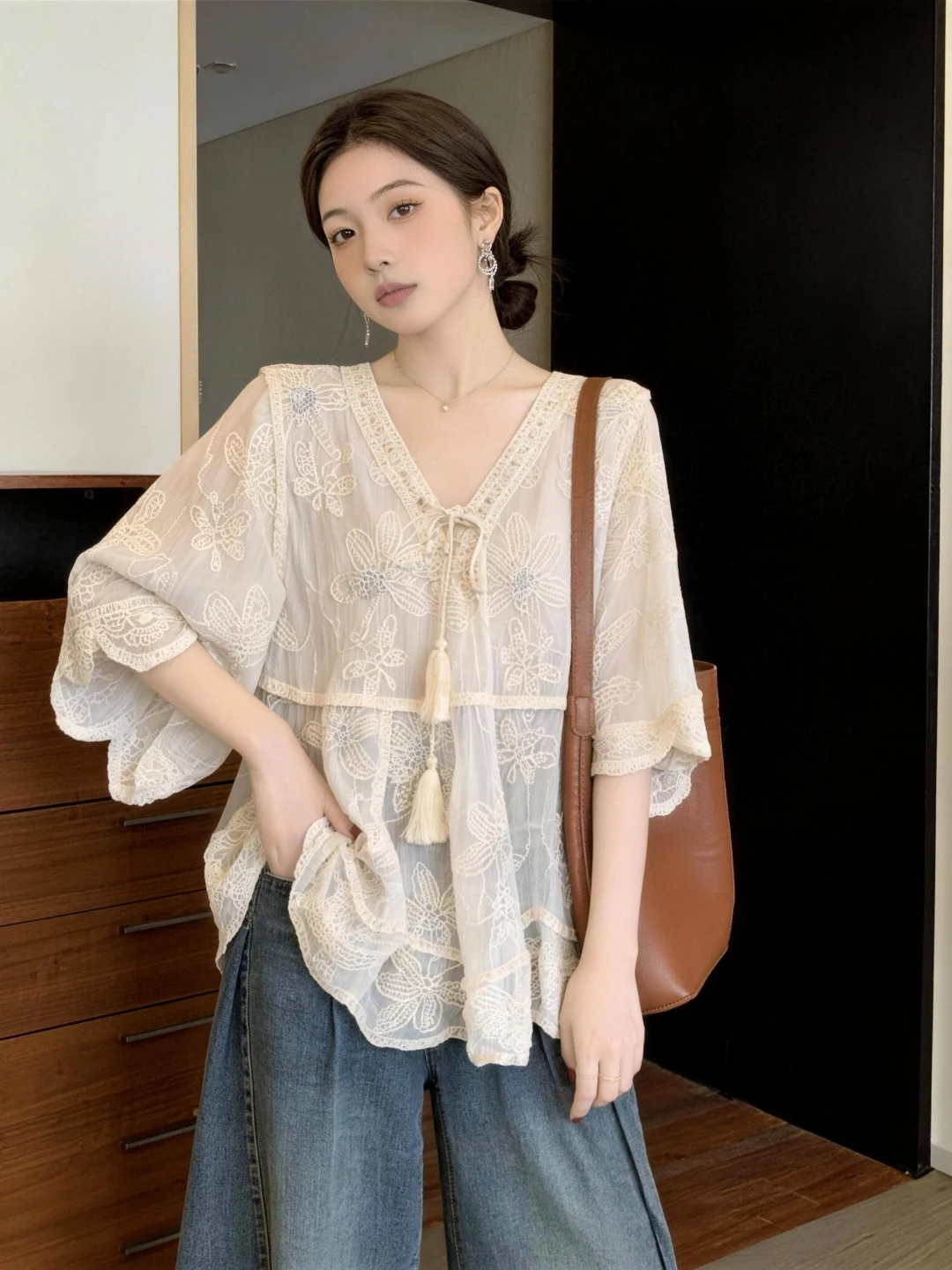 

Lace Embroidery V-Neck Half Sleeve Shirt Women's Summer New plus Size Slimming Loose Belly Covering Top Korean Style Commute