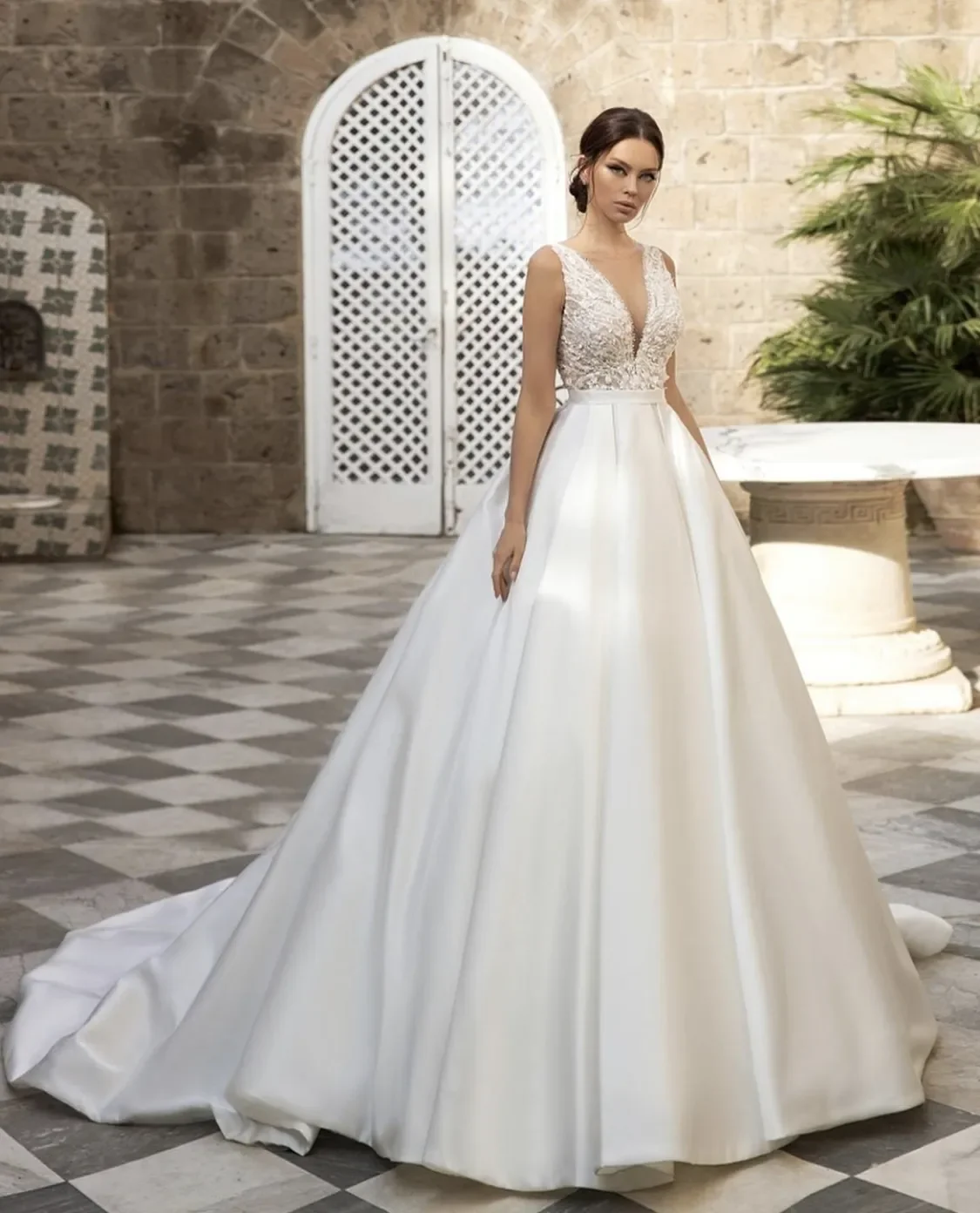 Vestidos De Casamento Com Tanque V-Neck, Apliques De Renda, Contas De Lantejoulas, Até O Pavimento, Vestido De Noiva Do Trem Da Varredura, Vestidos De Cetim Com Botão