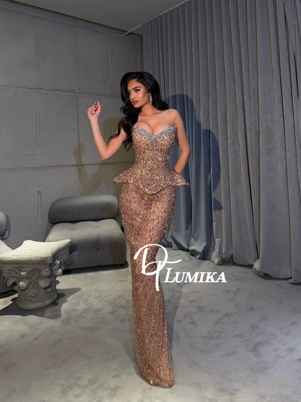 

Intricate Crystals Bodycon Evening Dress Customized 2026 Shiny Beaded V Neck Sleeveless Cocktail Gown Red Carpet Party Wear