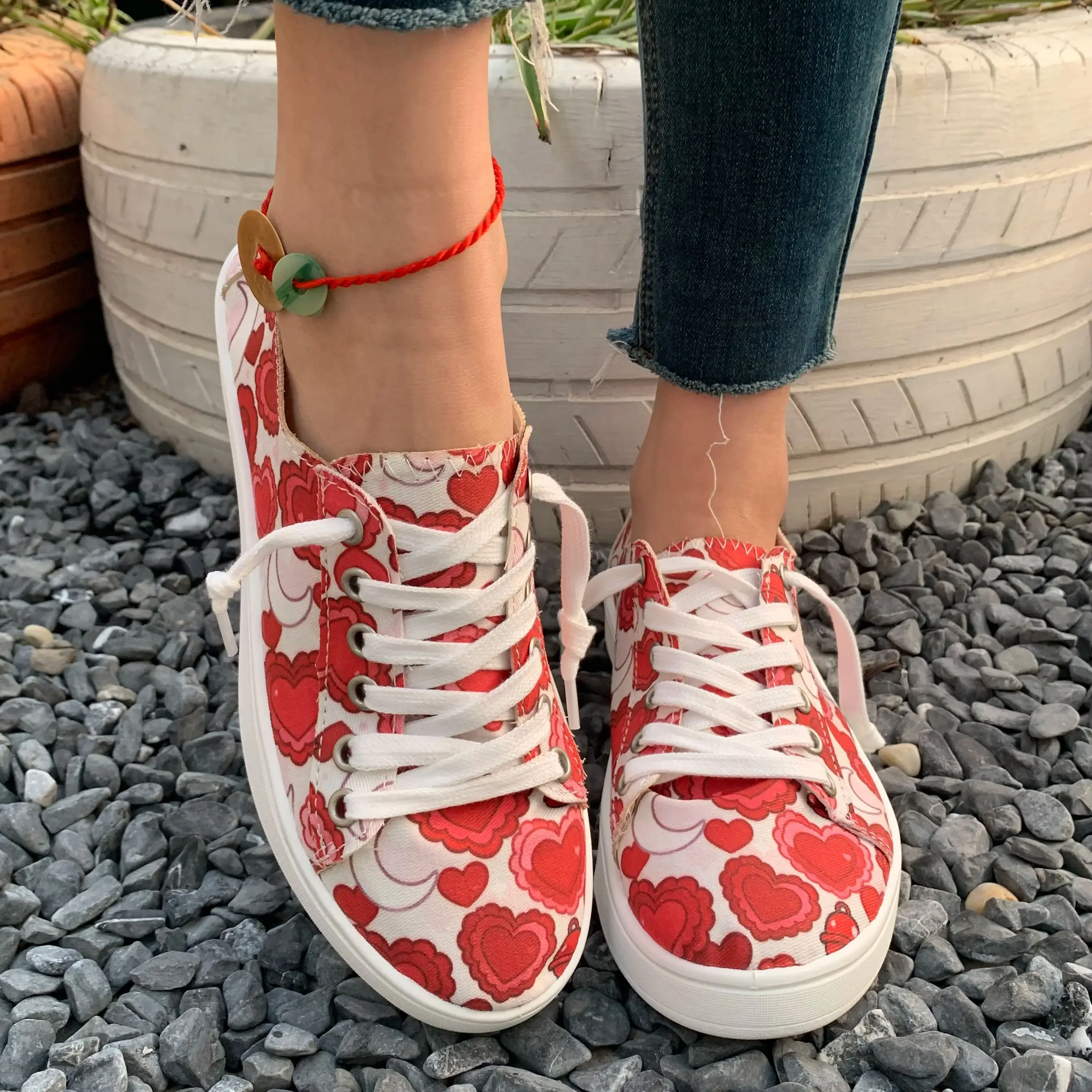 

Пара женских повседневных кроссовок, обуви для ходьбы, бега, походов, новая коллекция весны 26-го года, с принтом красных сердец и звезд, слипоны для пар, модный подарок на День святого Валентина, женская обувь для путешествий