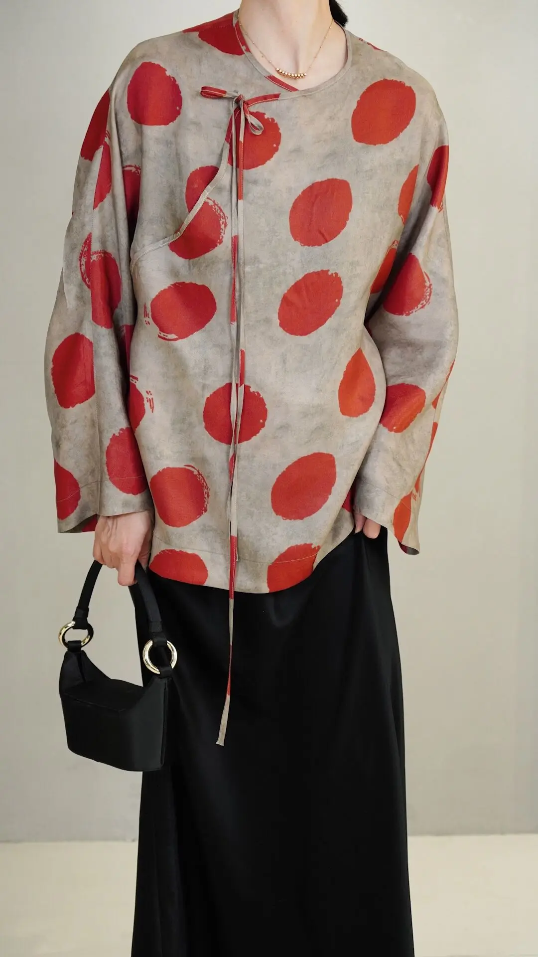 

Модная новая женская блузка в китайском стиле из шелка с принтом в горошек и красными облаками, с длинными рукавами, винтажный топ из медного аммиачного шелка с поясом