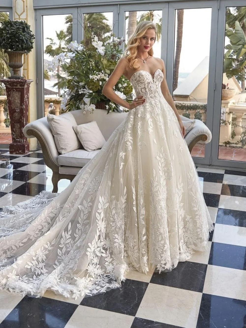 

Dignified Strapless Wedding Dresses Romantic A-Line Bridal Gowns Charming Lace Floor-Length Wedding Gowns Vestidos De Novia