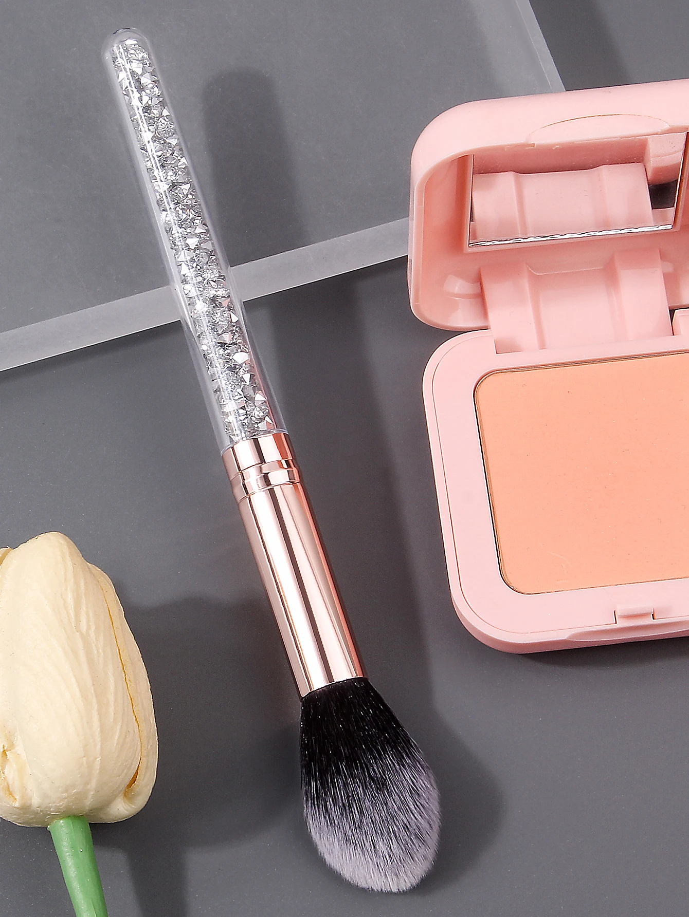 Alto nivel de apariencia, exquisito pincel de maquillaje con mango de diamante, cabezal de cepillo de cerdas suaves de llama, pincel para colorete, pincel de alto brillo